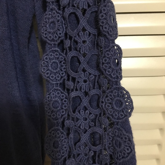 Bobeau Blue Lace Sleeve Top Size Medium - Picture 4 of 4